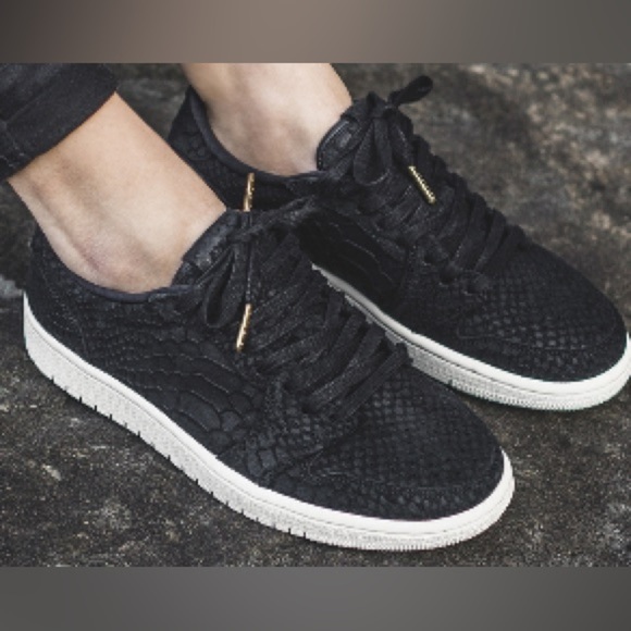 Women’s NIKE Jordan 1 Retro rare black python sneakers- no swoosh. Size 9 - Picture 2 of 11